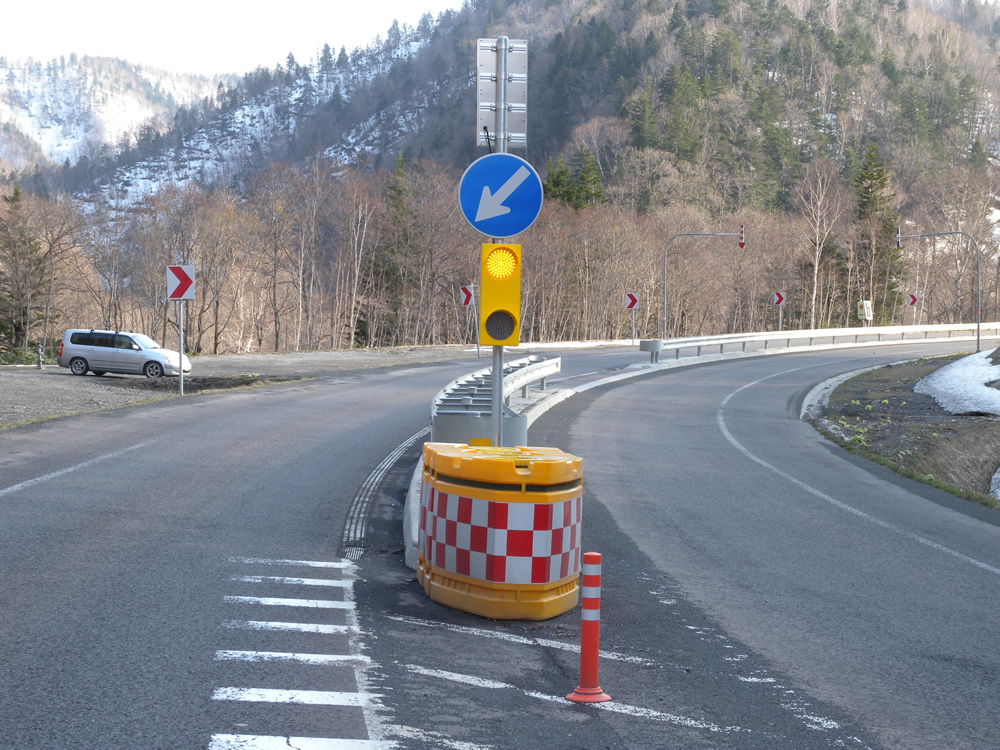 株式会社ロードテクノ 道路標識を始め 防護柵 ガードレール 立入防止柵 視線誘導標 道路標識等の資材卸売を主体に 非破壊検査業務などを行っております